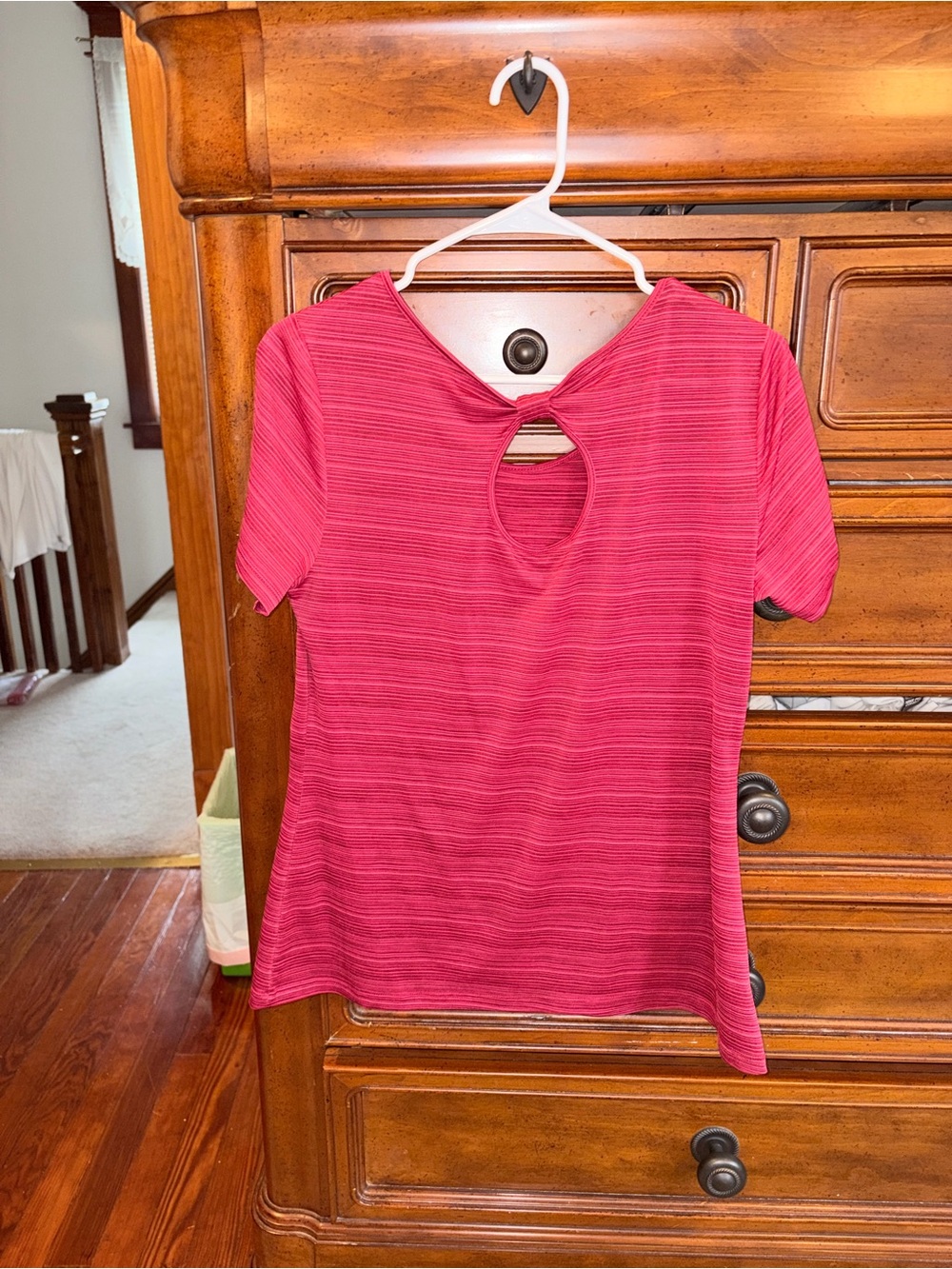 Jaclyn Smith Pink Textured Keyhole Back Short Sleeve Top Size Medium - Picture 2 of 6